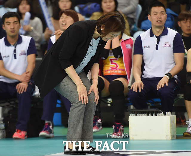 흥국생명 박미희 감독이 팀이 실점을 하자 고개를 떨구며 아쉬워하고 있다.