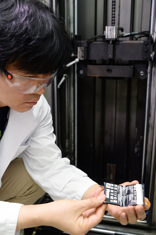 LG전자 연구원이 충격 시험을 진행한 후 G6 배터리를 살펴보고 있다. /LG전자 제공