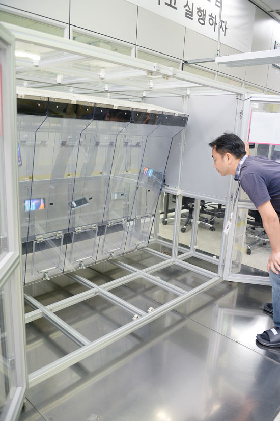LG전자 직원이 G6 제품에 대한 연속 낙하 시험을 실시하고 있다.