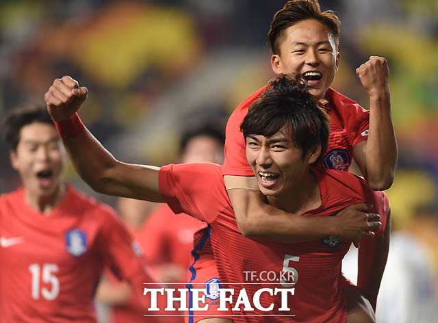 한국 정태욱이 전반 기선을 제압하는 선취골을 넣고 이승우와 환호하고 있다.