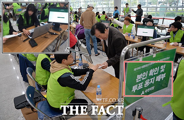 세 번째 단계-본인 확인 및 투표 용지 배부 180여 명의 아르바이트 생들이 2인 1조로 80대의 PC(선거인 정보관리시스템)를 관리하고 있다. /광주=문병희 기자