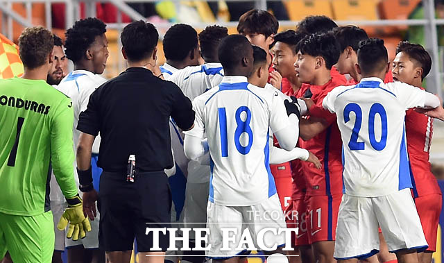 한국-온두라스 선수들이 거친 플레이를 주고 받은 끝에 충돌하고 있다.
