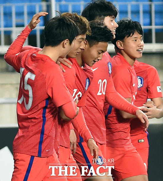 한국 백승호가 팀의 세번째골을 성공시키고 동료들과 기쁨을 나누고 있다.