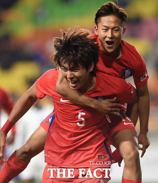 한국 정태욱이 전반 기선을 제압하는 선취골을 넣자 이승우가 올라타며 기뻐하고 있다.