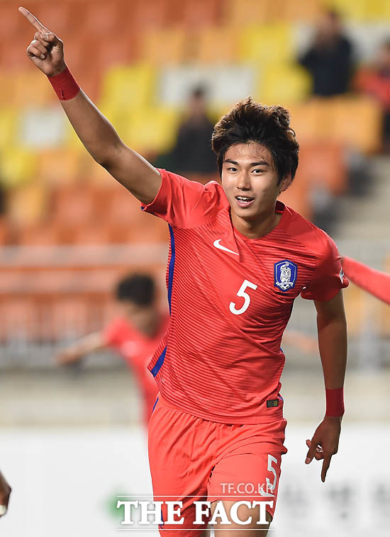 한국 정태욱이 전반 기선을 제압하는 선취골을 넣자 백승호와 이승우가 환호하고 있다.