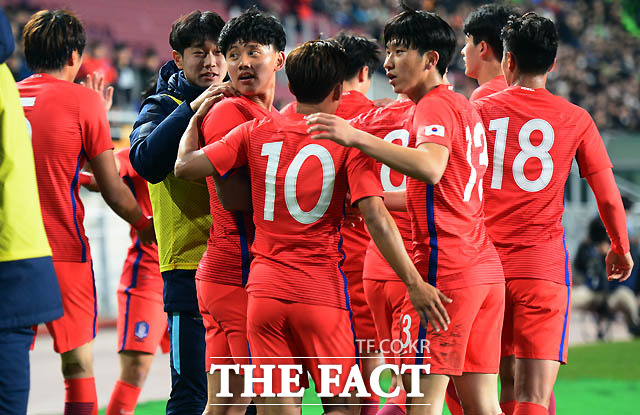 한국선수들이 추가골을 넣은 김승우를 에워싸고 기뻐하고 있다.