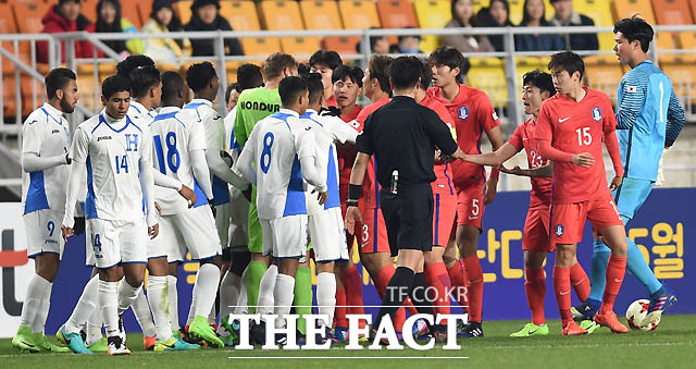 한국-온두라스 선수들이 거친 플레이를 주고 받은 끝에 충돌하고 있다.