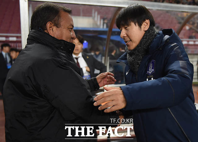 한국 신태용 감독과 온두라스 카를로스 타보라 감독이 경기 전 인사를 나누고 있다.