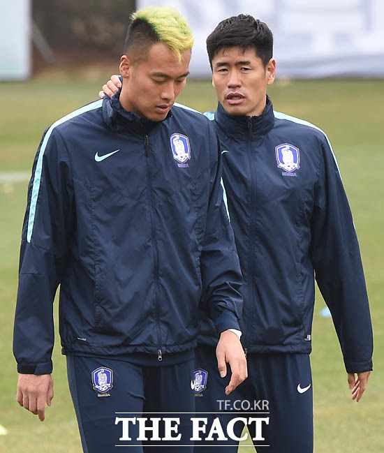 한국축구대표팀 설기현 코치가 훈련에 앞서 김신욱에게 조언을 해주며 격려하고 있다.