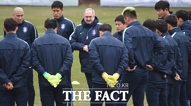 한국축구대표팀 선수들이 시리아전을 앞두고 훈련에 앞서 슈틸리케 감독의 지시를 듣고 있다.