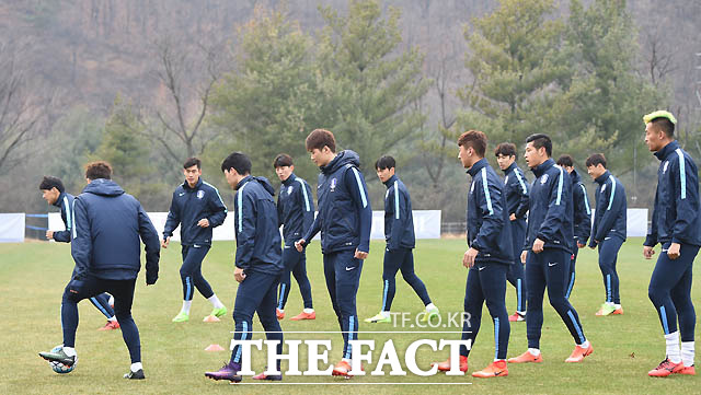 한국축구대표팀 선수들이 시리아전을 앞두고 훈련을 하고 있다.