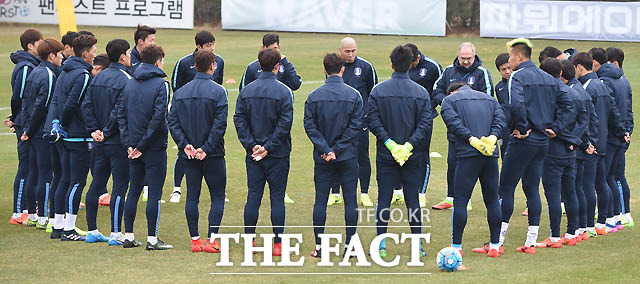 한국축구대표팀 선수들이 시리아전을 앞두고 훈련에 앞서 슈틸리케 감독의 지시를 듣고 있다.
