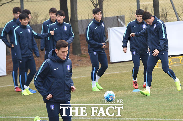 한국축구대표팀 선수들이 시리아전을 앞두고 훈련을 하고 있다.