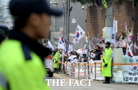 [TF포토] '벌떼 같이 모여든 박 전 대통령 지지자들'