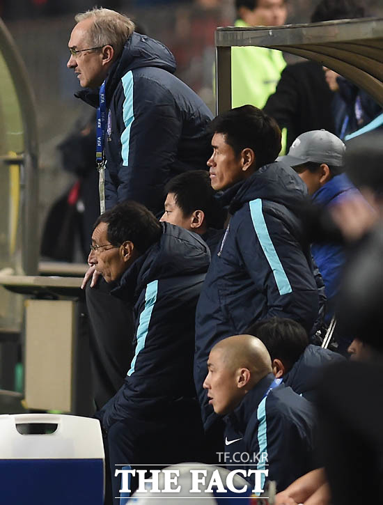 한국 슈틸리케 감독과 코칭 스태프들이 경기 종반 시리아에 밀리자 긴장된 표정으로 지켜보고 있다.