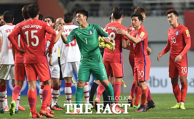 한국 선수들이 1-0으로 승리를 거둔 뒤 하이파이브를 나누며 기뻐하고 있다.