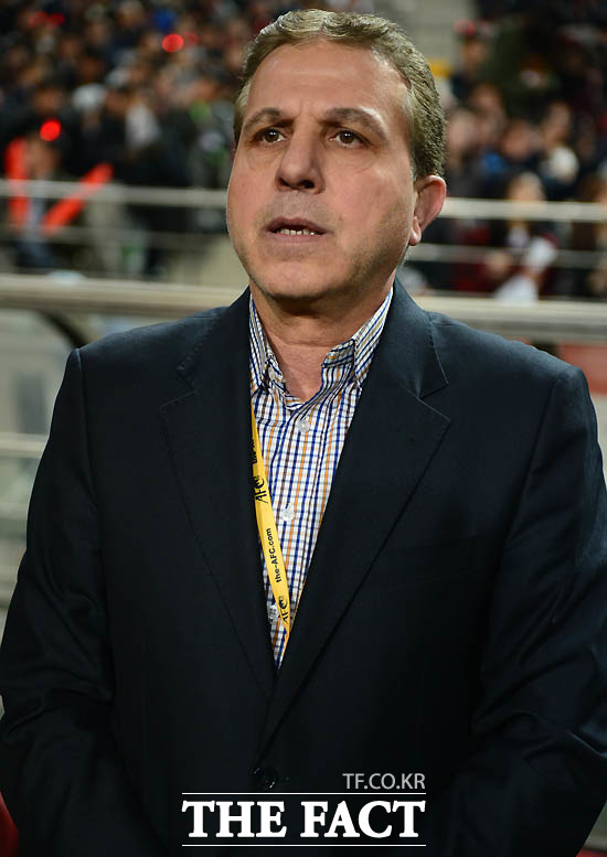 시리아 알하킴 감독이 경기 전 그라운드를 주시하고 있다.
