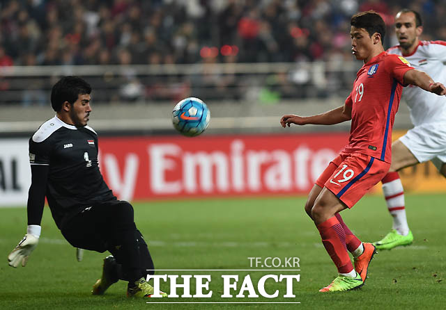 한국 황희찬이 시리아 문전에서 골키퍼와 1대1 상황을 맞았으나 놓치고 있다.