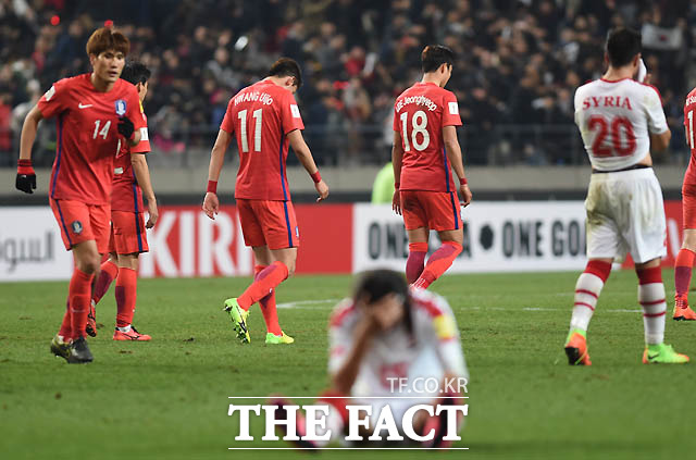 한국선수들이 1-0으로 승리를 거둔 뒤 지친 표정을 보이며 그라운드를 걸어가고 있다.
