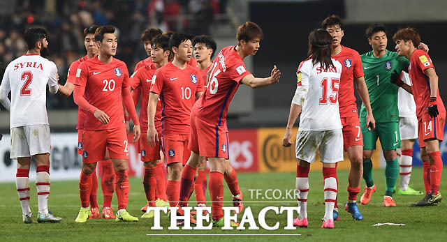 한국 선수들이 1-0으로 승리를 거둔 뒤 시리아 선수들과 인사를 나누고 있다.
