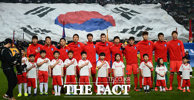 한국 축구대표팀이 경기 전 애국가를 제창하고 있다.