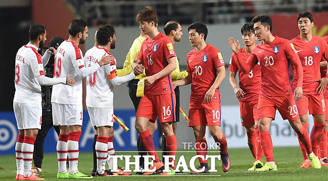 한국 선수들이 1-0으로 승리를 거둔 뒤 시리아 선수들과 악수를 나누고 있다.