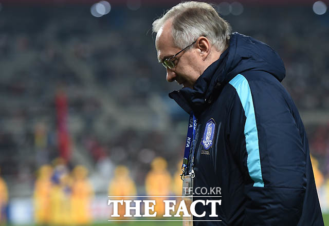한국 슈틸리케 감독이 경기 앞두고 깊은 생각에 잠겨 있다.