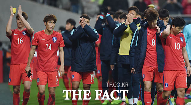 한국 선수들이 1-0으로 승리를 거둔 뒤 팬들에게 인사를 하고 있다.