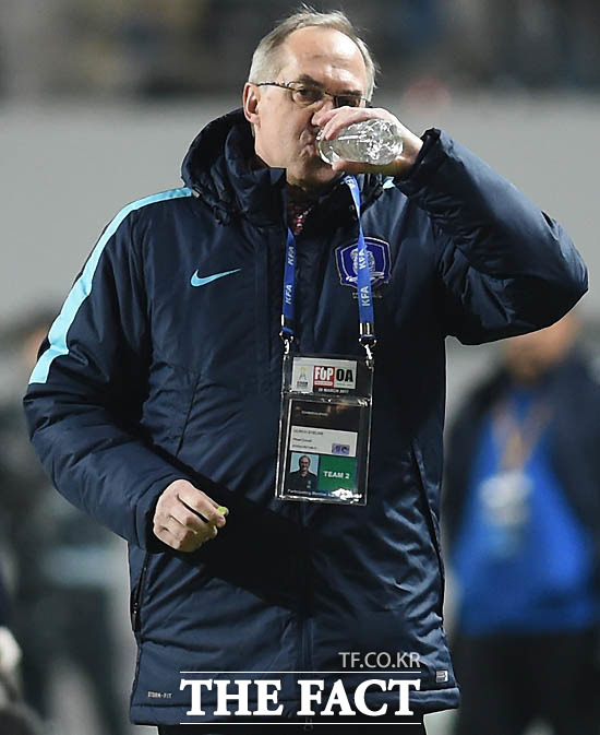 한국 슈틸리케 감독이 경기 중 속이 타는 듯 물을 마시고 있다.
