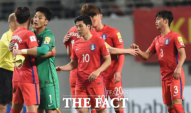한국 선수들이 1-0으로 승리를 거둔 뒤 포옹을 나누며 기뻐하고 있다.