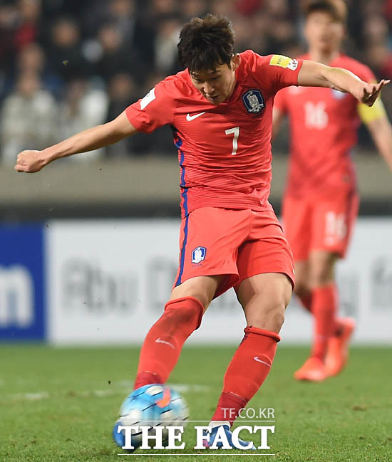 한국 손흥민이 시리아 문전에서 강슛을 날리고 있다.