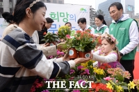 [TF포토] 대상 청정원 '봄 요정들의 꽃화분 받아가세요'
