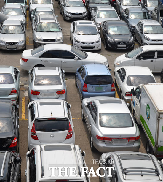 김필수 한국중고차협회장이 중고차를 살 때에는 인터넷에 나오는 사양을 그대로 믿지 말고 전문가를 대동한 것이 좋고, 팔 때에는 흡연이나 튜닝을 삼가고 경매 사이트를 통해 거래하면 좋은 가격을 받을 수 있다고 했다. /더팩트 DB