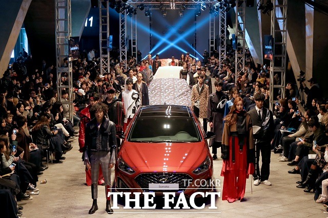 현대자동차가 28일 서울 중구 동대문디자인플라자에서 열린 2017 F/W 헤라서울패션위크 쏘나타 콜렉션에서 쏘나타 뉴 라이즈의 디자인 미학과 스타일을 반영한 의상 쏘나타 뉴 라이즈 룩을 공개했다. /현대자동차 제공