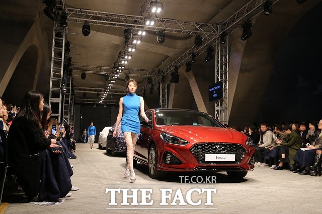 국내외 패션 디자이너와 포토그래퍼 등 패션업계 종사자뿐만 아니라 DDP를 찾은 일반 시민 등 1000여 명이 지켜본 가운데 성황리에 진행된 쏘나타 콜렉션은 유명 패션디자이너 고태용, 계한희, 한상혁 씨가 아마추어 디자이너들과 팀을 구성해 의상을 제작해 눈길을 끌었다.