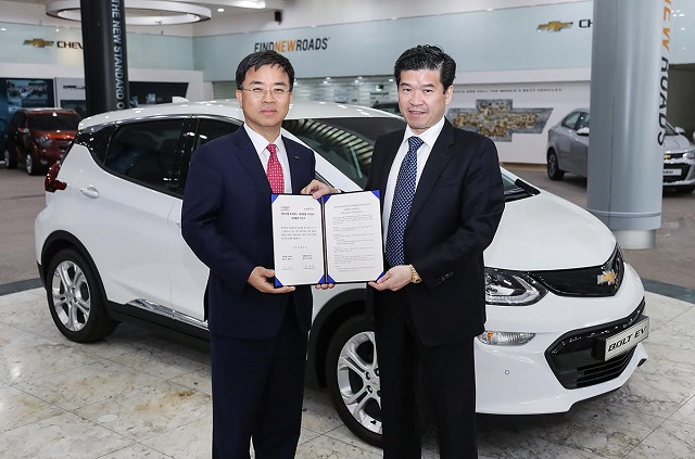 한국지엠이 28일 롯데렌터카와 전기차 사업 활성화를 위한 업무협약(MOU)을 체결했다고 29일 밝혔다. 롯데렌탈 표현명(왼쪽) 사장과 한국지엠 제임스 김 사장이 포즈를 취하고 있다. /한국지엠 제공