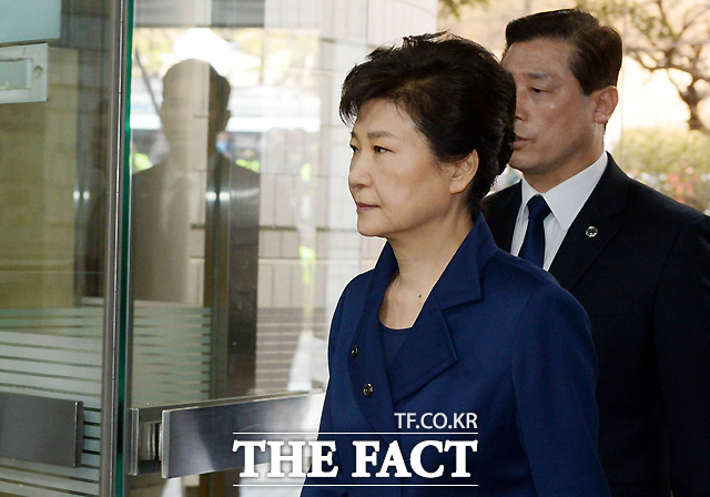 박근혜 전 대통령이 30일 오전 서울 서초구 서울중앙지방법원에 영장실질심사를 받기 위해 입장하고 있다. /사진공동취재단