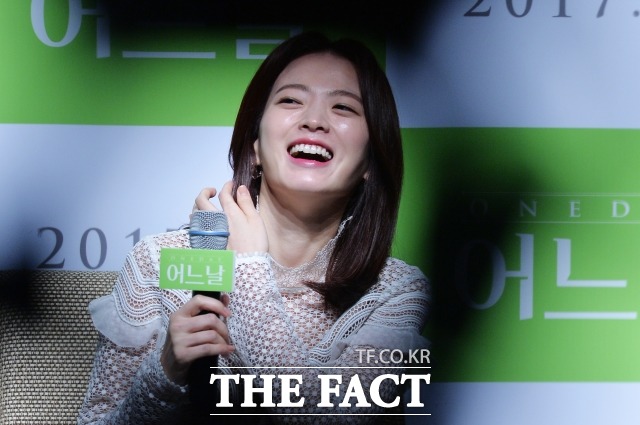 천우희는 어느날에서 시각장애인 단미소를 연기했다. 단미소는 교통사고 이후 영혼이 돼 병원을 돌아다니다 자신을 볼 수 있는 유일한 강수(김남길 분)를 만난다. /더팩트 DB