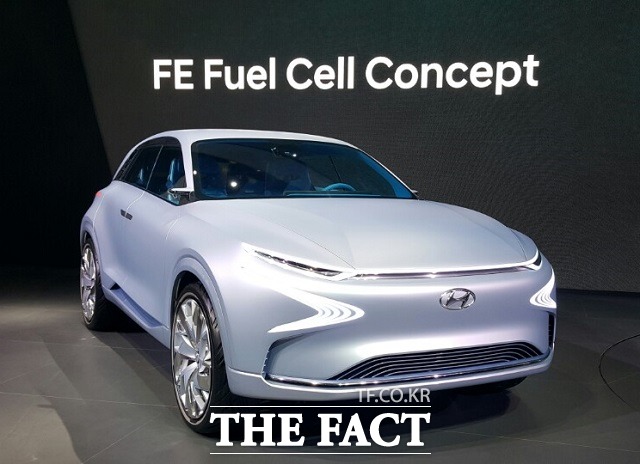 현대자동차는 신형 그랜저 하이브리드 모델 외에도 FE 수소전기차 콘셉트 모델을 아시아 최초로 공개했다.