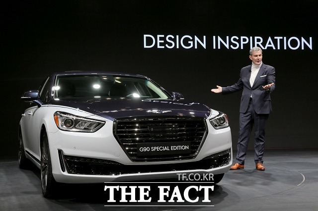 제네시스가 30일 경기도 고양시 일산 킨텍스에서 열린 2017 서울모터쇼 프레스데이에서 미국 현지에서 판매 중인 타우 5.0 엔진이 장착된 G90을 기반으로 제작된 G90 스폐셜 에디션을 아시아 최초로 공개했다. /제네시스 제공