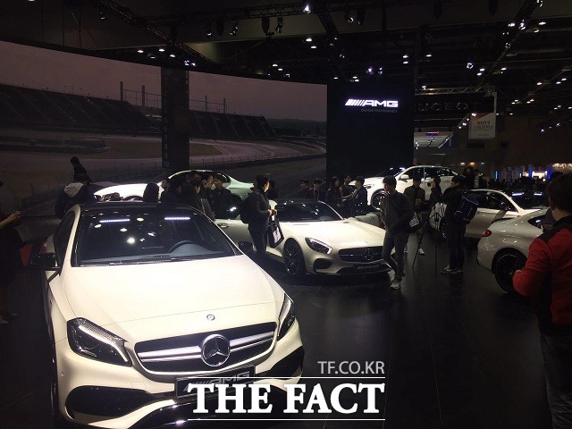 메르세데스-벤츠 코리아가 30일 열린 2017 서울 모터쇼에서 역대 최다인 8종의 최초 공개 모델을 선보였다. /이성로 기자