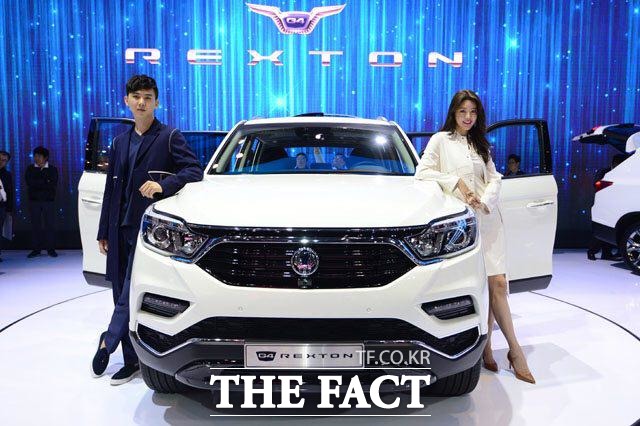 쌍용자동차가 30일 2017 서울 모터쇼 프레스데이 행사에서 프리미엄 대형 SUV G4 렉스턴 세계 최초로 공개했다. /남윤호 기자