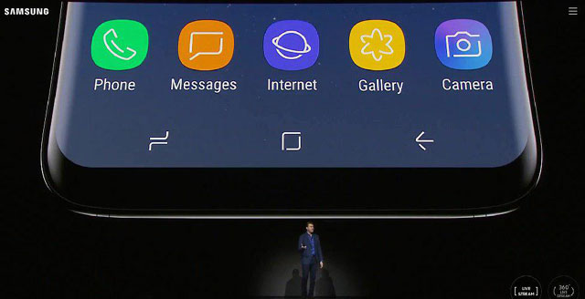 삼성전자는 30일 미국 뉴욕 링컨센터에서 차기 주력 스마트폰 갤럭시S8 시리즈를 공개한 뒤 갤럭시S8은 스마트폰 고유의 강력한 기능을 더욱 발전시킨 것이 특징이라고 소개했다. /삼성 언팩 영상 갈무리