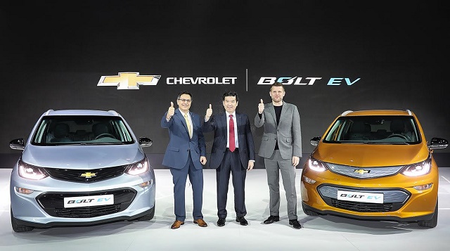 볼트EV와 함께 포즈를 취하고 있는 마이클 렐리 볼트EV 글로벌 개발 총괄 임원(왼쪽부터), 제임스 김  한국지엠 사장, 스튜어트 노리스 한국지엠 디자인센터 전무. /한국지에 제공