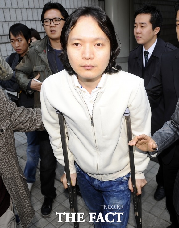 신정환 복귀, 여론에 밀려 좌절? 신정환은 절친인 포지션 임재욱이 출연하는 리얼리티 프로그램 포지션의 12가지 아이 러브 유에 등장했으나 역풍을 맞은 제작진은 통편집을 결정했다. /더팩트 DB