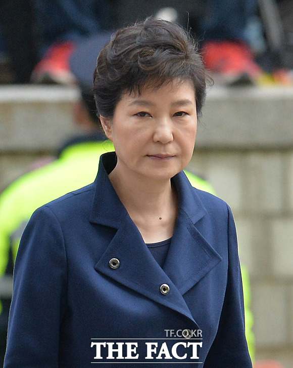30일 오전 박근혜 전 대통령이 영장실질심사를 받기 위해 서초구 서울중앙지방법원으로 들어서고 있다. /사진공동취재단
