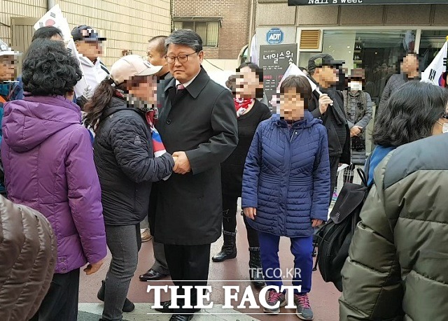 조원진 자유한국당 의원이 30일 박근혜 전 대통령 자택을 앞에 찾은 지지자들을 위로하고 있다. /삼성동=변동진 기자