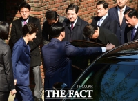 [TF포토] 법원 향하는 박근혜 전 대통령에 고개 숙인 친박