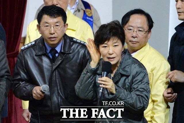 침몰 하루 뒤인 17일 박근혜 전 대통령이 세월호 실종자 가족들이 있는 진도체육관을 방문했다.