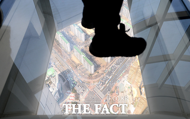 롯데월드타워 117층부터 123층 사이에는 세계 3위 높이의 전망대 ‘서울스카이’가 있다. 118층에 위치한 ‘스카이데크’에서는 478m 높이의 투명한 유리바닥 아래로 전망을 즐길 수 있다. /임세준 기자